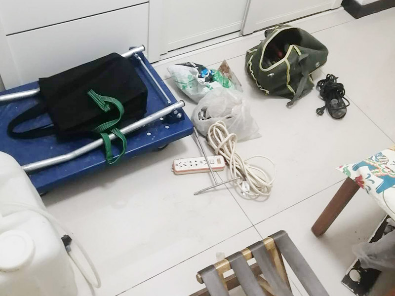 地面漏水維修：判斷地面滲水的方法：只要地面用水，樓下就有滲漏水現(xiàn)象，地面不使用水時(shí)，樓下不再滲漏水?！∫话闼軡B漏水量大，并且有持續(xù)性；往地漏，手盆，坐便倒水即可判斷下水管沒(méi)有問(wèn)題，如果衛(wèi)生間連續(xù)幾天都沒(méi)使用水，但是還有滲漏水現(xiàn)象，并且滲漏水沒(méi)有減輕，即為上水管問(wèn)題?！?如果衛(wèi)生間是防水層滲漏水，而不是上下水管漏水的情況。都是不需要刨瓷磚就可以維修好的了。　　 維修方法很簡(jiǎn)單就是使用新型的滲透型防水劑在衛(wèi)生間表面再做遍防水，讓水不進(jìn)入地下，直接從水道流走。