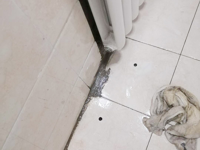 地面漏水維修：判斷地面滲水的方法：只要地面用水，樓下就有滲漏水現(xiàn)象，地面不使用水時(shí)，樓下不再滲漏水。　一般水管滲漏水量大，并且有持續(xù)性；往地漏，手盆，坐便倒水即可判斷下水管沒(méi)有問(wèn)題，如果衛(wèi)生間連續(xù)幾天都沒(méi)使用水，但是還有滲漏水現(xiàn)象，并且滲漏水沒(méi)有減輕，即為上水管問(wèn)題?！?如果衛(wèi)生間是防水層滲漏水，而不是上下水管漏水的情況。都是不需要刨瓷磚就可以維修好的了。　　 維修方法很簡(jiǎn)單就是使用新型的滲透型防水劑在衛(wèi)生間表面再做遍防水，讓水不進(jìn)入地下，直接從水道流走。