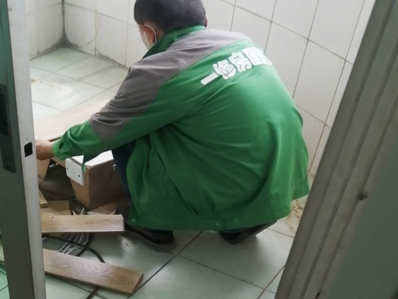 舊廁所拆除裝修：首先，拆除瓷磚時(shí)要用電，而電是從客廳臨時(shí)拉的，為了避免在施工過程中發(fā)生觸電的現(xiàn)象，將電拉進(jìn)衛(wèi)生間內(nèi)。其次，舊房改造拆除瓷磚時(shí)可以用沖擊電鉆，這種工具方便快捷，可自由更換。但在使用前應(yīng)檢查其是否靈活，可以通過空轉(zhuǎn)一分鐘的方法進(jìn)行檢驗(yàn)。用完之后及時(shí)進(jìn)行清理。 磚應(yīng)從下至上進(jìn)行，在施工過程中對地面及時(shí)進(jìn)行處理，以免因垃圾過多從而影響后面的工作。同時(shí)要處理好房內(nèi)的防水層。拆除插座與水龍頭附近的瓷磚時(shí)應(yīng)小心，以免損壞水電設(shè)備。為了加快房屋翻新的進(jìn)度，在拆完衛(wèi)生間瓷磚后應(yīng)立即將現(xiàn)場的雜物處理干凈。