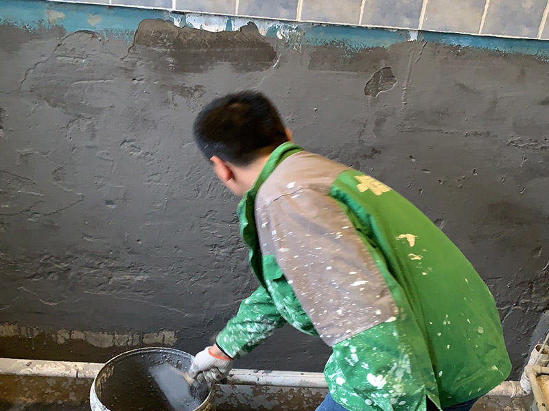 衛(wèi)生間墻地面防水：1.利用水泥砂漿水泥砂漿或豆石混凝土鋪平坡度。訣竅是：地漏附近坡度大，門口附近坡度小。 2.利用管根密封膏封嚴管線，管線要穿透樓板根部。刷防水涂料時可以貼1-2層玻璃絲布加強防水性。 3.墻壁表面打磨成干凈平光沒有顆?；覊m，墻壁與地面的交接區(qū)域注意原角和坡角的設(shè)置。 4.聚氨酯防水涂膜由管根和墻角處開始進行涂抹，在常溫下經(jīng)過4小時放干后，再大面積涂抹和刮刷。注意涂料總厚度大于1. 5毫米，不能有漏刮和鼓泡的不良現(xiàn)象。24小時后立面涂刷下一層，之后再以垂直的方向進行二次涂刷。最后涂膜半固化，拋甩粗砂粒方便與水泥砂漿融合。 5.防水層的設(shè)置與具體區(qū)域有關(guān)。防水地面的防水層應(yīng)高出地面200寬，地面防水層應(yīng)超出衛(wèi)生間門口以外300寬。而又淋浴的衛(wèi)生間墻面防水層則應(yīng)設(shè)置為高出地面1800寬。 6.展開閉水實驗的時候，先完成防水工作再利用包立管方法。之后再局部進行防水。閉水試驗也可為了避免破壞地面防水層而免做。