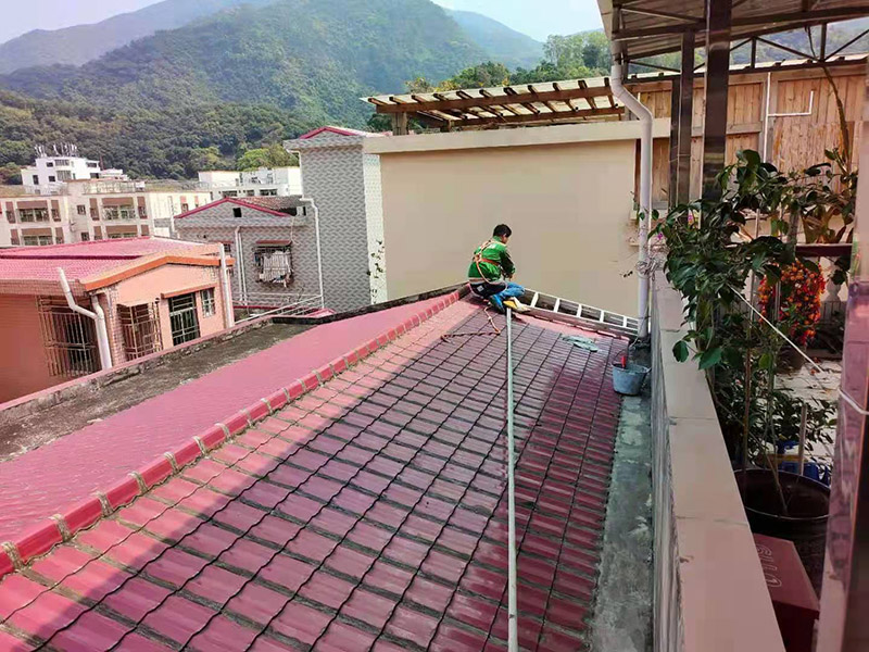 屋頂高空作業(yè)施工：凡在墜落高度基準(zhǔn)面2米以上（含2米）有可能墜落的高處進(jìn)行的作業(yè)，均稱為高空作業(yè)。本規(guī)程適用于電工.維修工及從事高空作業(yè)的員工。對(duì)于高度低于2米的作業(yè)平臺(tái)必須要有牢固的臨邊保護(hù)或扶手。高空作業(yè)人員應(yīng)牢固樹立安全意識(shí)，不得抱有任何僥幸心理。檢修作業(yè)時(shí)，登高用具首選升降平臺(tái)，如受場地或其它客觀因素限制時(shí)，可再考慮其它登高用具或攀登方法，但必須把安全因素放在第一位。