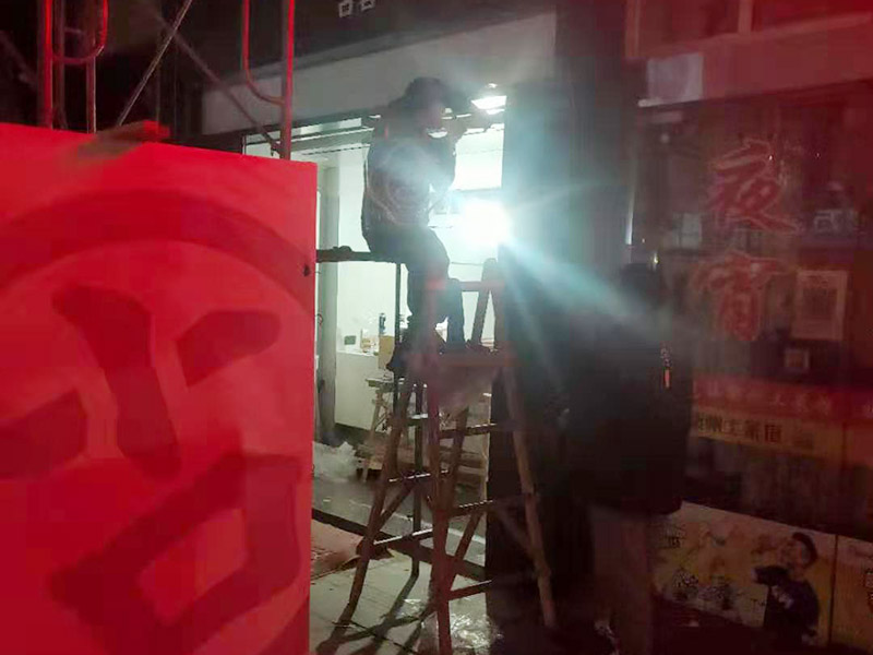 門店裝修翻新：1、在裝修之前，先要定位好門店裝修風(fēng)格，要依據(jù)當(dāng)?shù)氐南M程度、消費群體等衡量設(shè)計。當(dāng)然，更重要是實時跟進效果圖的設(shè)計，確保最后可以是契合當(dāng)?shù)氐难b修作風(fēng)。 2、店的水電安裝需要提前策劃好，以便在后期能夠方便使用，不需要再另外添加，以免給門店造成部分破壞。 3、店內(nèi)裝飾不宜采用過多的線條分割和色彩渲染，以免顧客產(chǎn)生視覺疲勞。店面的色彩要統(tǒng)一和諧，不宜采用任何生硬的、強烈的對比。 4、 招牌上的字號大小要適宜，過大會使招牌顯得太擠，破壞整體布局，可通過襯底色來突出店名。另外，為適合顧客閱讀，店名一般不要使用草書或外文字母。 主體拆改是最先上的一個項目，主要包括拆墻、砌墻、鏟墻皮、拆暖氣、換塑鋼窗等等。拆改完的垃圾，要及時清理出去，保證室內(nèi)的清潔，也更方便日后施工。 水電改造前，設(shè)計師應(yīng)上門進行第一次測量，幫忙確定好開關(guān)、燈具等的確切位置，制定改造方案。 插座面板大概半天可以安裝完畢，應(yīng)注意插座最好買帶開關(guān)功能的，尤其是廚房，這樣，電飯鍋、微波爐就可免于插拔電源，用開關(guān)即可控制。