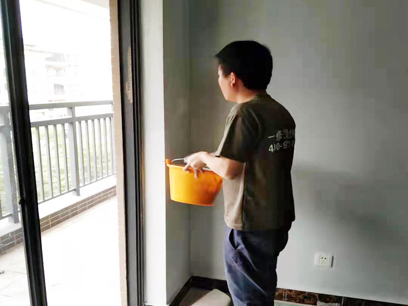 太空灰涂刷翻新：先查驗下壓無氣噴涂裝備，試噴一下，包管噴涂的漆里平均、涂層致稀、漆膜細致。墻里仄整戰(zhàn)細致水平?jīng)]有曉得要比滾輪戰(zhàn)腳工的刷子做出的結(jié)果很多多少少倍。 　　噴涂的事情職員皆要身著專業(yè)的事情服才氣施工，每一個工人皆要顛末少達幾個月的專業(yè)培訓，現(xiàn)場的量量有專人監(jiān)視把閉，流程設置天專業(yè)、嚴酷。手藝良好的初級噴涂技師正在3小時內(nèi)，能夠讓您家里的墻里面目一新。噴涂時工人會嚴酷根據(jù)操縱規(guī)程去施工，包管噴涂的結(jié)果又快又好。