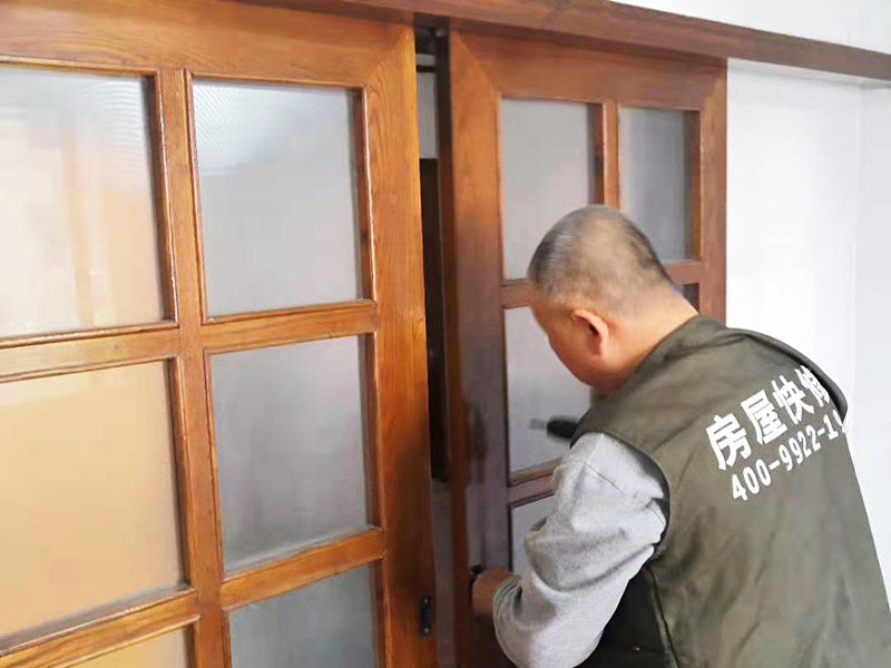 廚房推拉門維修，自己動(dòng)手維修如何卸下有故障的推拉門滑輪