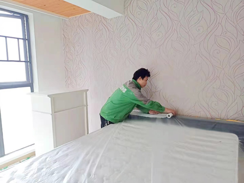 地面家具成品保護措施:在墻面翻新前，需要先將舊漆面鏟除干凈，之后在進行打磨，將墻面的浮沉雜物都清理干凈。如果墻面有凹凸不平的情況，要先用膩子修補，如果墻面出現(xiàn)空鼓的現(xiàn)象，也要將整面的墻皮進行鏟除，在做后續(xù)的處理?；鶎幼鐾旰?，需要將施工區(qū)域的家具物件移除，避免在翻新過程中，使家具受到損傷。
