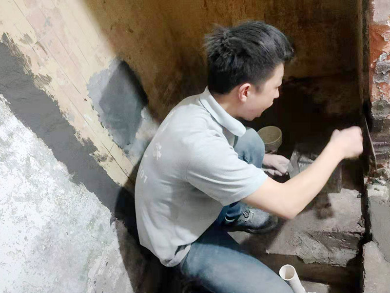 墻面抹水泥找平:步驟一：清理墻面；把墻面起皮和裂縫位置處理干凈，并用水泥砂漿補抹好，把殘留的灰渣鏟除干凈，然后把墻面清理干凈。需要注意的是：如果墻面吸水性比較強，要先用清水濕潤或是噴刷膠水做封底處理。  步驟二：第一遍刮膩子；水泥抹面的墻面最好配制底料，不僅能降低工程造價，還可以提高施工的質量。 步驟三：第二遍刮膩子；第一遍墻體干透后，可以上第二遍膩子進一步刮平。但是第二遍的膩子調兌不易過稀，它的含水量別過大，要保證第二遍膩子刮涂后的水分盡快被第一遍的膩子吸收，只有等到墻面水分減少到一定程度后方才可進