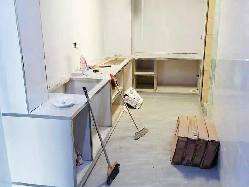 廚房櫥柜定制安裝：初次測量應該在水電改造之前，水電工、工長最好都在場，要結合廚房的水電布局，綜合考慮，是否需要對水電管道進行改裝等。并告知道設計師自己需要的廚電與打算放置的位置。此次測量后，設計師根據(jù)廚房空間設計出整體櫥柜的雛形以及廚房的水電改造圖紙。水電施工工人根據(jù)圖紙施工。 二次測量的時間一般都在水電改造、墻地磚施工完成之后。這次測量，數(shù)據(jù)一定要精確，廚電位置與尺寸也要確定下來。設計師需要根據(jù)測量結果，出定制櫥柜的最終精確設計圖。
