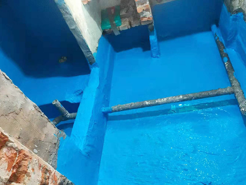 浴室防水裝修：首先要將墻面地面都要清潔干凈，這點非常重要，不能有散沙、土、石塊等干擾基層。如果基層開發(fā)商做的很不好的話，表面還要刷一層界面劑以防止墻面表面起沙。用噴壺將陰角部分和管根部分噴水，噴水的主要目的就是防止墻面吸收了堵漏寶太多的水分，造成堵漏寶沒有和墻面凝結(jié)在一起。那么噴多少水呢，建議以表面沒有明顯積水為宜。刷完以后，將第一遍堵漏上鋪好網(wǎng)格布，主要是防止堵漏初凝以后裂開。然后進行第二遍涂刷堵漏，刷完就要進行下面柔韌性防水涂刷的步驟了。