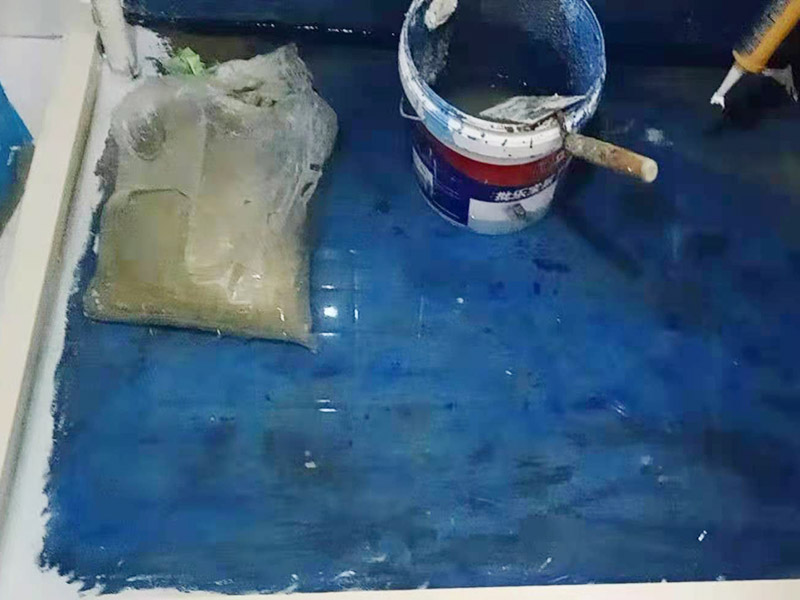 浴室防水裝修：首先要將墻面地面都要清潔干凈，這點非常重要，不能有散沙、土、石塊等干擾基層。如果基層開發(fā)商做的很不好的話，表面還要刷一層界面劑以防止墻面表面起沙。用噴壺將陰角部分和管根部分噴水，噴水的主要目的就是防止墻面吸收了堵漏寶太多的水分，造成堵漏寶沒有和墻面凝結(jié)在一起。那么噴多少水呢，建議以表面沒有明顯積水為宜。刷完以后，將第一遍堵漏上鋪好網(wǎng)格布，主要是防止堵漏初凝以后裂開。然后進行第二遍涂刷堵漏，刷完就要進行下面柔韌性防水涂刷的步驟了。