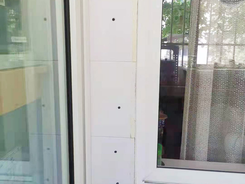 局部改造維修：衛(wèi)生間改造中水電的改造尤為重要且需要最早開始著手，由于會涉及到浴霸采暖、燈光的線路走向、水管的入墻等問題，所以在改造之前需制定一個詳細的水電走向設計，從而提高安全質量以及滿足裝修業(yè)主們生活的需要。 其次就是需要對其做相應的防水處理。因為在日常的家庭中，衛(wèi)生間的水是處處可見的，非常潮濕。衛(wèi)生間內的防水涂料是由地面延伸到墻面的，涂刷過程中精良的保證厚度均勻。還需要處理好地面和墻面交界處的各類管件的涂刷。待防水處理完全確定后，等待地面干透就可以做后續(xù)的工程了。 接下來就是貼瓷磚了。衛(wèi)生間改造中貼瓷磚不僅僅會有裝飾作用還能加強墻面和地面的防水效果。 衛(wèi)生間改造中一般都需要做吊頂處理，當然，美觀的同時作為淋浴的場所防水等方面也需要注意