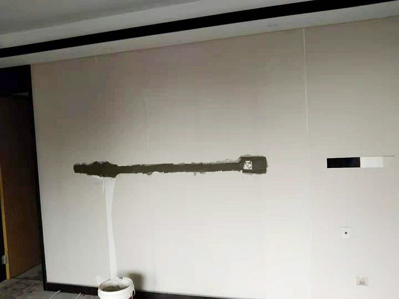 墻面電路開(kāi)槽維修：電路其實(shí)就兩種走法，一種是從地面走，另一種是從天花走。從地面走線就需要從地面開(kāi)槽和墻面開(kāi)槽，從天花板上走可以少的破壞墻面，如果墻面走暗管的話還是需要墻面開(kāi)槽。但更多是做好吊頂，相對(duì)而言人工費(fèi)可能會(huì)低一點(diǎn)。