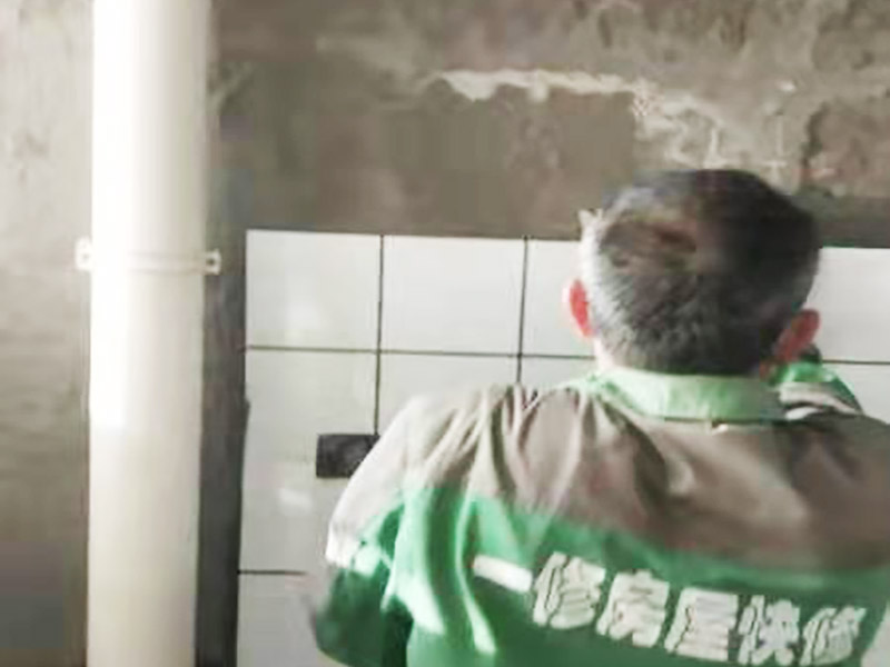 廁所小方磚鋪貼：首先墻面基層清理干凈，衛(wèi)生間采用釉面墻磚，用水泥砂漿，瓷磚需要經(jīng)過泡水后鋪貼，而且墻磚的鋪貼高度可要高于淋浴的高度，這樣比較防水。在瓷磚鋪貼時需要以水平線為準繩，設置能對瓷磚起到支撐作用的木板，以防止瓷磚在達到粘著強度之前位移或下墜。
