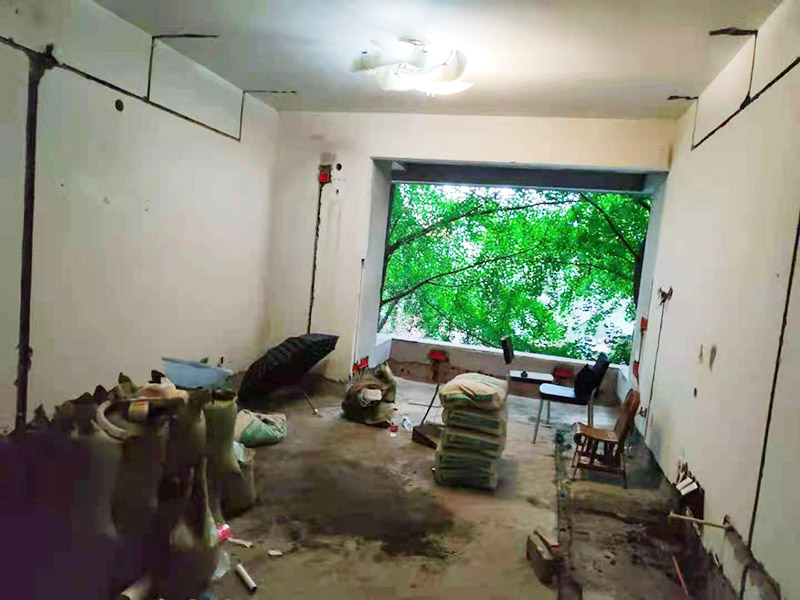 全屋水電改造施工：裝修一套房，水電工作是隱蔽工程，改造完畢后，各種水管、電線(xiàn)等都需埋在墻面、地下或吊頂里，后期不能進(jìn)行檢查維修，因此入墻材料的質(zhì)量就是重中之重必須做好。而如何規(guī)劃水電走向呢？就需要前期將家電家具的位置尺寸都定好，多預(yù)備幾個(gè)空余，以后使用起來(lái)才不會(huì)后悔莫及。