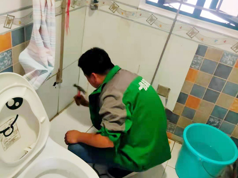 浴室花灑維修安裝：花灑是衛(wèi)浴組合中比較重要的一個部分，只有花灑足夠的好，水足夠的大，我們洗澡的時候才足夠的舒服。花灑內(nèi)絲彎頭出水口要掌握好左熱右冷不能錯，預(yù)留絲頭是要考慮到貼墻磚的厚度，最好讓高出毛胚墻15mm,如果和毛胚墻水平，等貼完了墻磚你就會發(fā)現(xiàn)絲頭陷在墻里太深，弄不好會裝不上淋浴器。