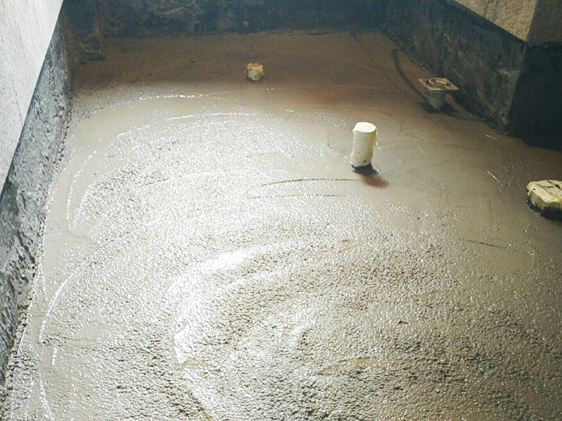 廁所地面找平施工：更換衛(wèi)生間的地磚，在將原有地磚鑿去之后，一定要先用水泥砂漿將地面找平，回填建議最理想用陶粒，次之用輕質(zhì)磚，常用建渣，亦可架空，煤渣也可較少了。然后再做防水處理。攪勻防水材料，要均勻一致，操作時(shí)先墻面后地面，從內(nèi)向外退著操作,待干固后做閉水試驗(yàn)幾天，然后再開始貼磚。