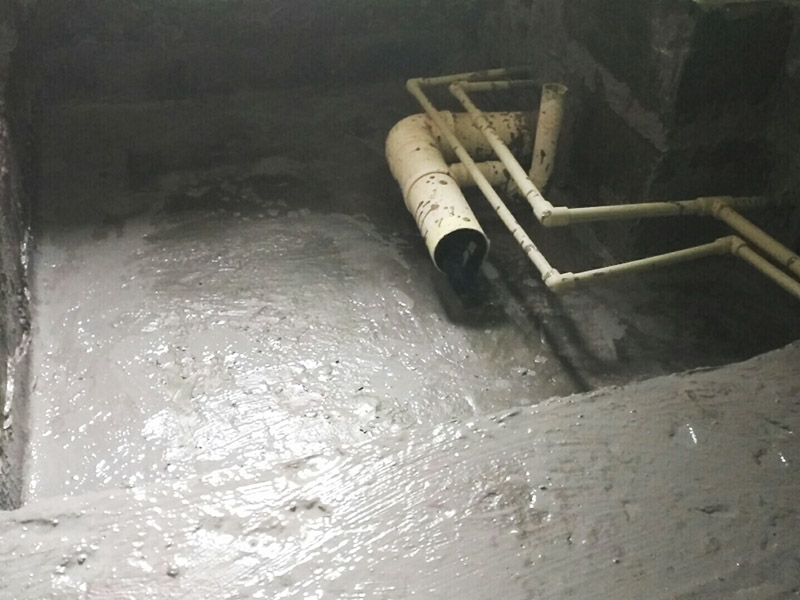 廁所地面找平施工：更換衛(wèi)生間的地磚，在將原有地磚鑿去之后，一定要先用水泥砂漿將地面找平，回填建議最理想用陶粒，次之用輕質(zhì)磚，常用建渣，亦可架空，煤渣也可較少了。然后再做防水處理。攪勻防水材料，要均勻一致，操作時(shí)先墻面后地面，從內(nèi)向外退著操作,待干固后做閉水試驗(yàn)幾天，然后再開始貼磚。