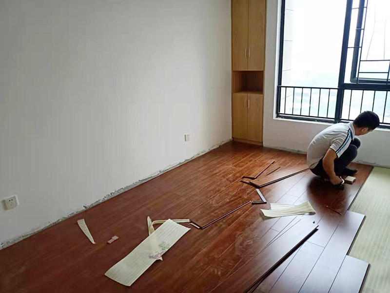 木地板鋪貼案例：首先是先清理地面，清理干凈、平整之后，先要鋪設(shè)一層防潮地墊，在離墻大約預(yù)留1-3英寸的空隙，為了防止地板的第一行的地板滑動(dòng)，必須用間隔的裝置或者楔子固定。按照一定的角度安在已經(jīng)安裝好的地板上，要保證地板比較長(zhǎng)的一邊與上一行板結(jié)合的盡可能緊密。