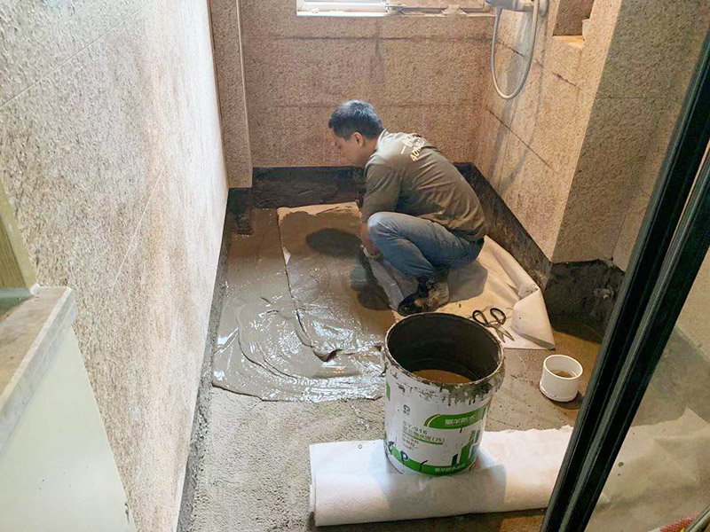 衛(wèi)生間地面防水貼磚：衛(wèi)生間地面先清理基層，然后用水泥砂漿修補(bǔ)鋪平,然后涂上防水涂料。 然后貼磚先把地板上灑上水，然后灑一層干水泥，再鋪一層沙漿，然后把地磚鋪在沙漿上。