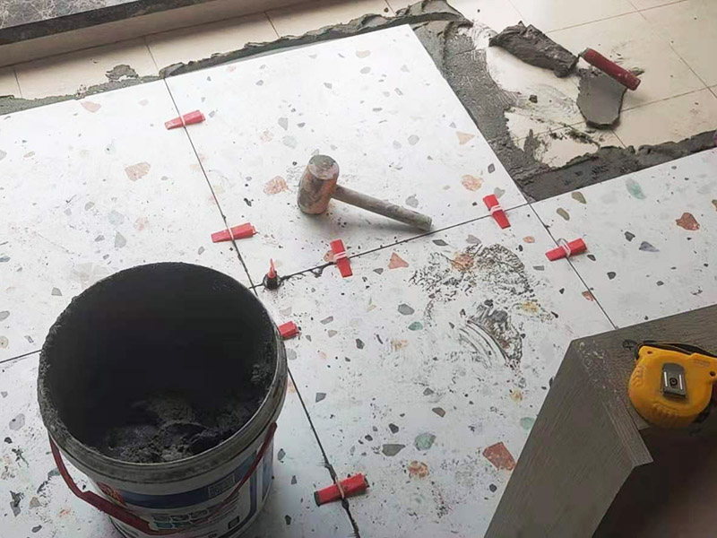 陽臺地磚不拆除鋪貼：不拆除原地磚,在原地磚上再鋪地磚可以嗎？可以，這樣能省一些成本，不過效果可能就沒有拆除地磚來的好。先將舊瓷磚的表面清理干凈，然后使用瓷磚粘結(jié)劑在舊瓷磚上做一層基礎(chǔ)涂刷，新的瓷磚背面也要抹上一層粘結(jié)劑（涂抹厚度只要覆蓋住背面的紋理即可），之后就可以直接貼新瓷磚了。