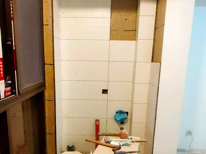 陽臺改造貼磚維修：陽臺改造翻新也不算小項目記得要做成品保護，然后就是在粘結(jié)劑量置晾時間內(nèi)，將準備好的瓷磚鋪壓到位，垂直于梳理方向輕微搓動以排出磚下的空氣。鋪貼到位后用橡皮錘輕擊，用尺寸合適的十字定位架來調(diào)整表面平整度及接縫的平直。