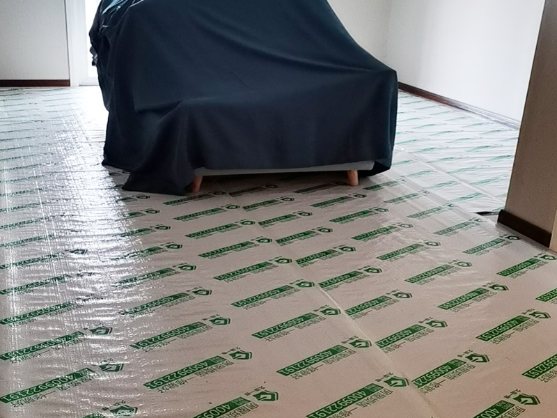 全屋地面家具成品保護(hù)：正確的施工順序應(yīng)該是搞好成品保護(hù)，地面鋪貼完成清潔干凈后，可以用厚一點(diǎn)的泡沫包裝膜，然后可以再加一層塑料膜，這樣就不至于損壞地磚了，也可以用保護(hù)膜，其效果與地板革相似。