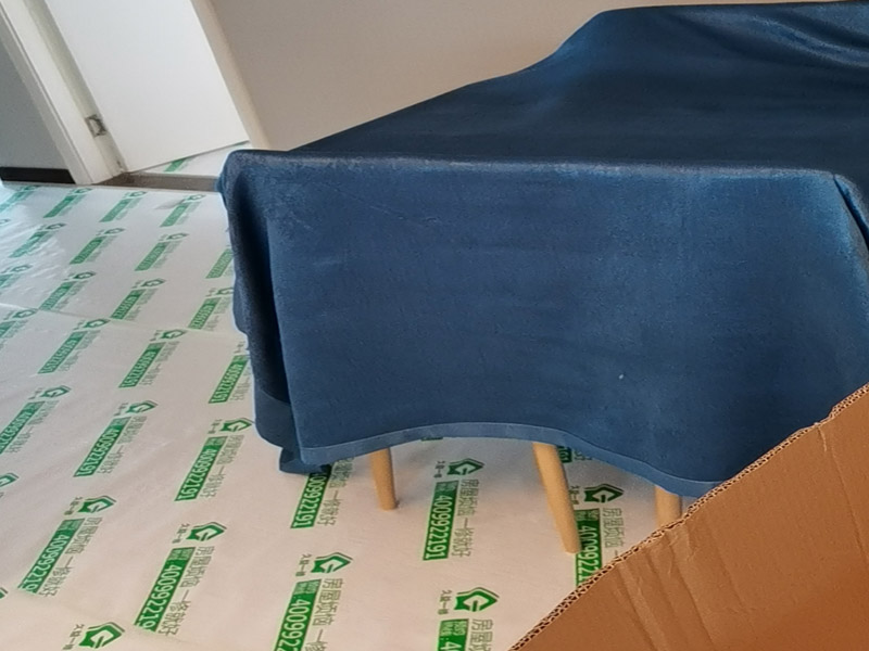 全屋地面家具成品保護(hù)：正確的施工順序應(yīng)該是搞好成品保護(hù)，地面鋪貼完成清潔干凈后，可以用厚一點(diǎn)的泡沫包裝膜，然后可以再加一層塑料膜，這樣就不至于損壞地磚了，也可以用保護(hù)膜，其效果與地板革相似。