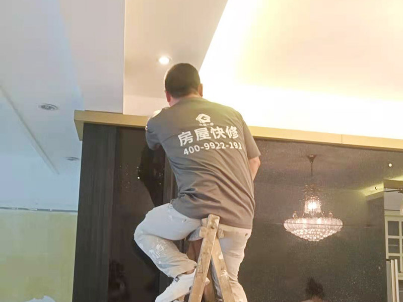 拆除舊墻體表面附著物是二次裝修中必須進(jìn)行的一項(xiàng)工作，一般包括墻面原有乳膠漆和膩?zhàn)訉拥溺P除、原有木裝修、原有其它表面裝飾物如壁紙等的拆除等。