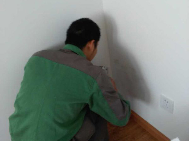 墻面有孔洞太難看？一修房屋快修老師傅教你怎么修補(bǔ)墻面孔洞