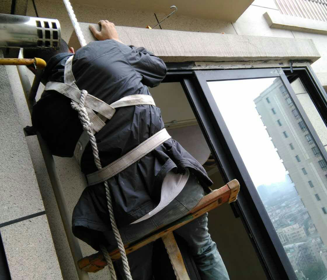 鄭州哪家維修公司可以維修鋁合金窗戶，鄭州鋁合金門窗玻璃修理師傅