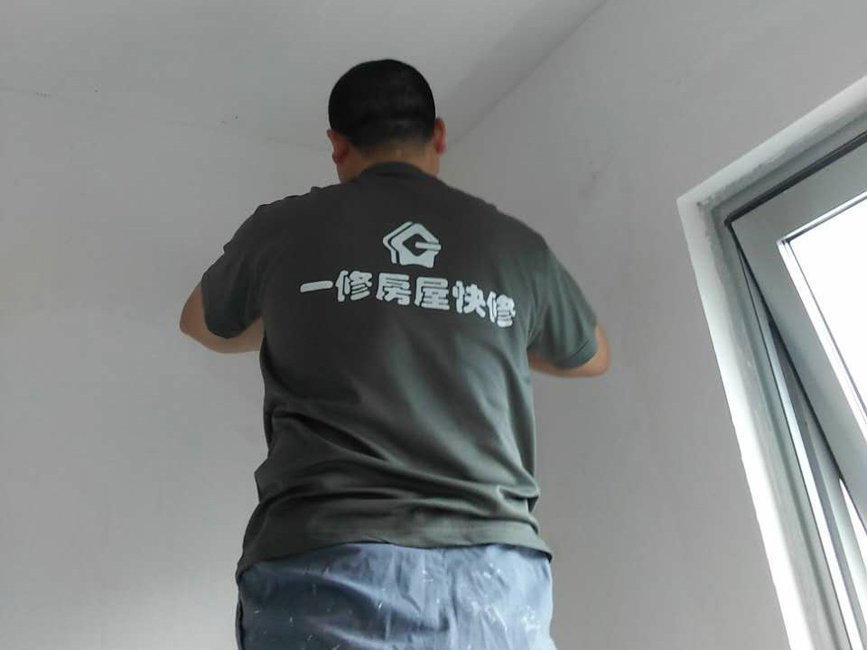墻面有孔洞太難看？一修房屋快修老師傅教你怎么修補(bǔ)墻面孔洞