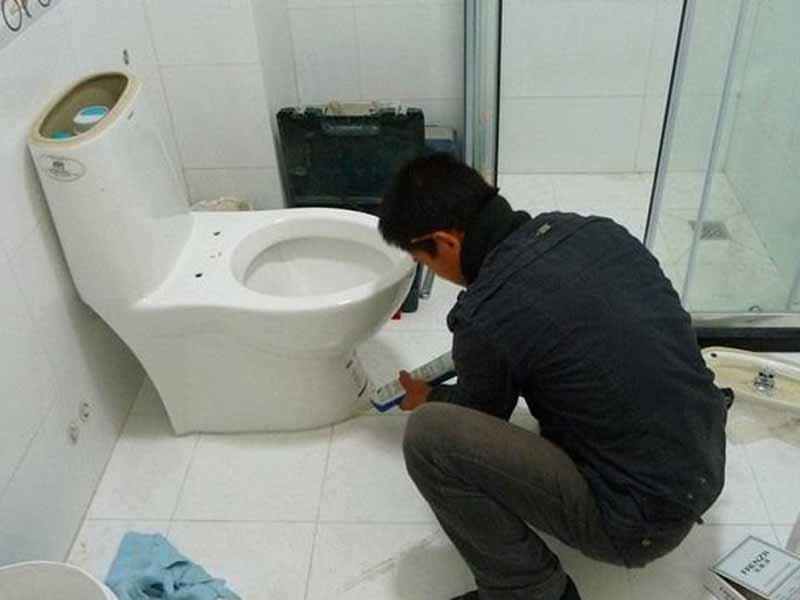 疏通馬桶廁所堵了怎么做？來看看專業(yè)師