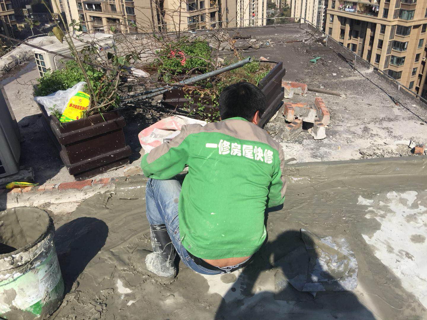 唐山房頂滲水,樓房房頂滲水怎么處理？