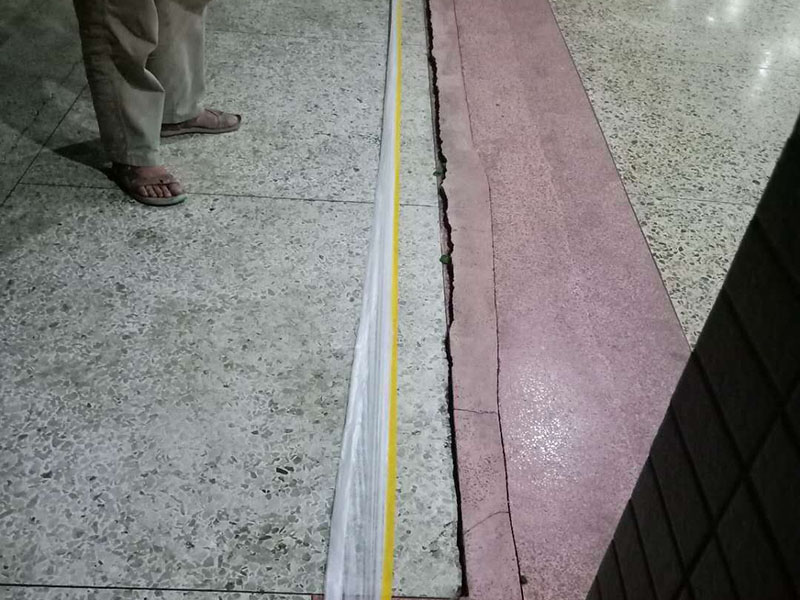 深圳車庫門維修有哪些方法，在軌道上噴