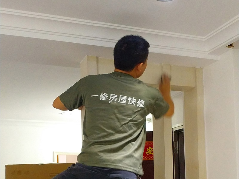 住了幾十年的舊房子只想簡單翻新，墻翻