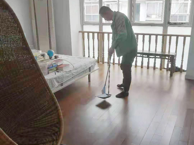 急！急！急！家里漏水地板被水泡了怎么